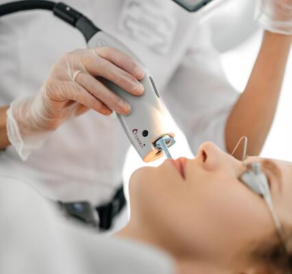 Лазерное омоложение: о чем нужно знать перед обращением к косметологу